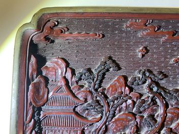 Une paire de plats de forme carr&eacute;e en laque rouge et noire, marque et &eacute;poque de Qianlong